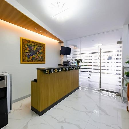 Oyo 848 Dona Aurora Condotel Quezon City Exteriör bild